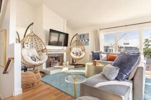 マンハッタン・ビーチにあるSpectacular Ocean and Pier View Lux Family Vacationのソファと暖炉のあるリビングルーム +24枚の写真