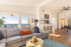 sala de estar con sofá y vistas al mar en Spectacular Ocean and Pier View Lux Family Vacation, en Manhattan Beach