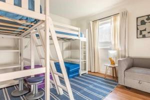 1 dormitorio con 2 literas y sofá en Spectacular Ocean and Pier View Lux Family Vacation, en Manhattan Beach