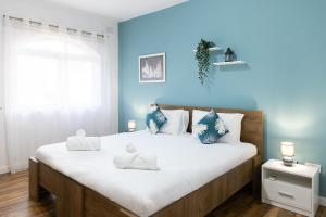 1 dormitorio con 1 cama grande y paredes azules en Villa in St Julian's with Private Pool en San Julián