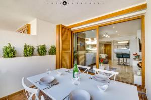 jadalnia z białym stołem i krzesłami w obiekcie Apartament Delux-La Entrada Punta Prima w mieście Torrevieja