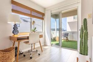 a home office with a desk and a chair and a cactus at Downtown Manhattan Beach 3 Bed Townhouse Parking in Manhattan Beach