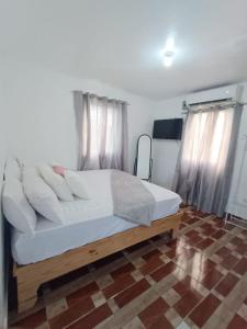 Tempat tidur dalam kamar di Villa Hermanos Luciano