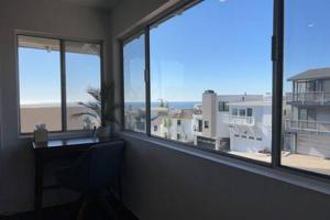 マンハッタン・ビーチにあるOcean View 1 Bedroom Manhattan Beachの窓3つ、デスク、椅子が備わる客室です。 +11枚の写真
