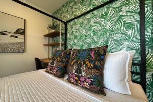 1 dormitorio con 1 cama con papel pintado verde y blanco en Ocean View Studio Manhattan Beach, en Manhattan Beach