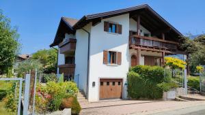 a white house with a wooden door at Villa Cares - Pension mit Tischtennis in Cares