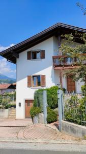 a white house with a gate and a fence at Villa Cares - Pension mit Tischtennis in Cares