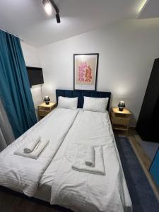 een slaapkamer met een bed met twee handdoeken erop bij N Lux 95 Milmari in Kopaonik