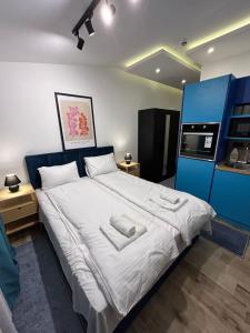 een slaapkamer met een groot bed en 2 handdoeken bij N Lux 95 Milmari in Kopaonik