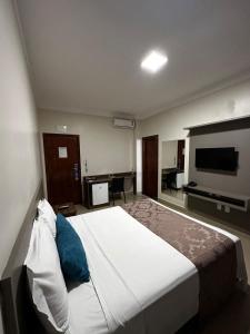 TV a/nebo společenská místnost v ubytování Racini Suites Hotel
