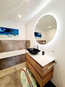 ein Bad mit einem Waschbecken und einem Spiegel in der Unterkunft Luxurious 5 bedrooms house 