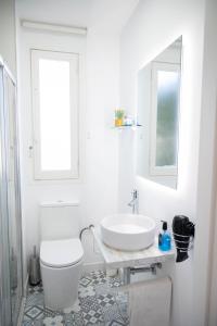 uma casa de banho com um lavatório, um WC e um espelho. em Apartamento Sol Isla Arenal de'n Castell em Arenal d'en Castell
