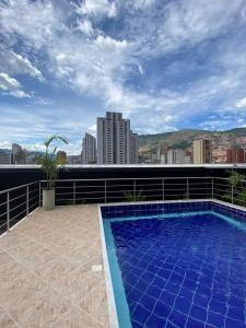 uma piscina no telhado de um edifício em HOTEL CALIFORNIA CITY em Medellín