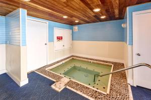 jacuzzi en una habitación con paredes azules en D Sands Rentals, en Lincoln City