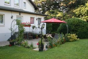 a patio with an umbrella in the yard of a house at Ferienwohnung am Kurpark in Bad Nenndorf