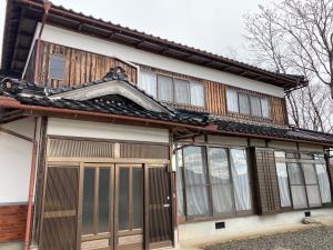 una casa antigua con ventanas y techo en 雲海と星空の宿 YAKUNO en Fukuchiyama