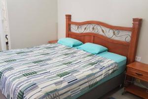 um quarto com uma cama com almofadas azuis em Mar Azul em San Lorenzo