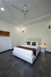 Postel nebo postele na pokoji v ubytování Silver Oasis Maldives