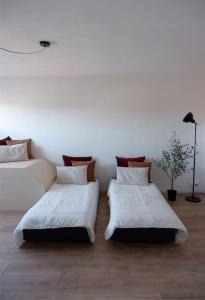 Zimmer mit 2 Betten neben einer Wand in der Unterkunft E centre ville professeur langevin spacieux cosy in Épernay