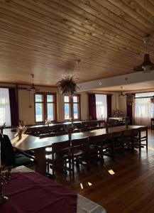 uma grande sala de jantar com uma grande mesa e cadeiras em Pilskalni em Īvande
