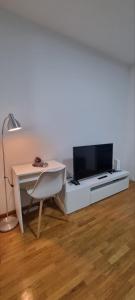 a living room with a desk and a tv at Mimoza in Novi Beograd