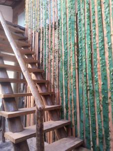 un escalier en bois devant un mur en bambou dans l'établissement Apartamento-Chalé, à Prado