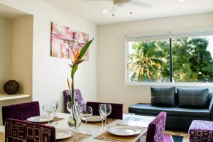 uma sala de jantar com uma mesa e cadeiras e uma janela em La Playa departamento suites em Santa Cruz, Huatulco