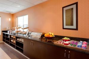 una cocina con una barra con un bol de fruta. en Residence Inn Merrillville en Merrillville