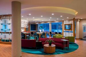 eine Lobby eines Hotels mit Tischen und Stühlen in der Unterkunft SpringHill Suites by Marriott Wisconsin Dells in Wisconsin Dells