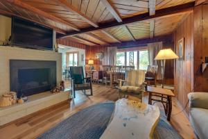 sala de estar con chimenea y TV en Cozy Harbor Springs Vacation Rental, 13 Mi to Town en Harbor Springs