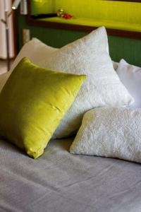 a pile of pillows sitting on top of a bed at Limoná Suite Jardín. Fresh Elegance Jacuzzi & A.C. in Guadalajara