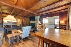 Cozy Harbor Springs Vacation Rental, 13 Mi to Town في هاربور سبرينغز: مطبخ وغرفة معيشة بسقف خشبي
