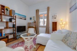 a living room with a white couch and a table at Requinte e bom gosto para 6 pessoas no coração de Faro in Faro