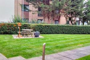a park with a picnic table in the grass at Cosy 2 bed apartment with parking & b/fast cereal 