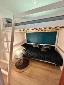 - une chambre avec des lits superposés et un canapé dans l'établissement Le cocon de Louise-Vieux Port, à Marseille