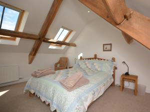 a bedroom with a bed with towels on it at 2 Bed in Cheddar TFORG in Butcombe