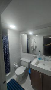 y baño con aseo y lavamanos. en APARTAMENTO CHAPINERO CENTRAL, en Bogotá