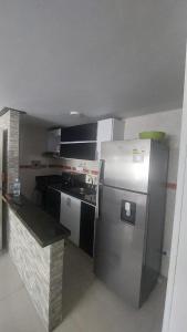 uma cozinha com um frigorífico de aço inoxidável e um balcão em APARTAMENTO CHAPINERO CENTRAL em Bogotá