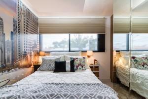 1 dormitorio con 2 camas y ventana grande en Belmalí Zen, lujo y confort/Jacuzzi privado a.c. ., en Guadalajara