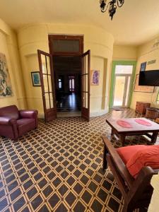 Casa Chango Hostel في تانديل: غرفة معيشة مع أريكة وطاولة