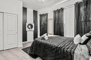 Habitación en blanco y negro con cama y puerta en The Blue Luxe Apartment West Philadelphia, 10mins Center City, Free Parking en Filadelfia