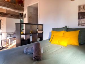 um quarto com uma cama com um urso de peluche em Appartement. Le Joyau de Courtejaire em Carcassonne