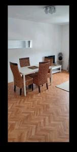 una sala da pranzo con tavolo e sedie bianchi di Appartement entier paisible proche Tours a Joué-lés-Tours
