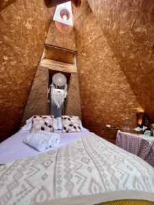 a bedroom with a bed in a attic at Complejo turístico Magic Bungalow in Villa de Leyva