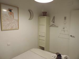 コルドバにあるDespertar en San Basilioのベッドルーム1室(ベッド1台、ドレッサー付)