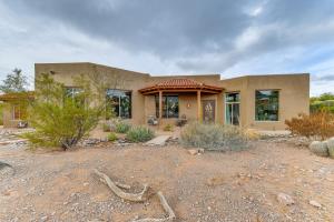 una casa en medio de un desierto en Apache Junction Desert Gem with Patio and Views!, en Apache Junction