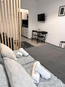 1 dormitorio con 2 camas y mesa con TV en Dolce Vita Budapest en Budapest