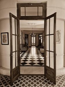 otwarte drzwi w pokoju z szachownicą w obiekcie Casa Chango Hostel w mieście Tandil