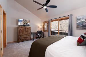 sypialnia z łóżkiem, wentylatorem sufitowym i biurkiem w obiekcie Pine Acres - Unit 123 w mieście Durango