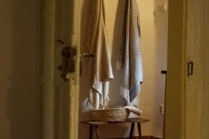 korytarz z koszem i ręcznikami wiszącymi na ścianie w obiekcie Poštárova cesta - banícky domček Birnbaum w mieście Hodruša